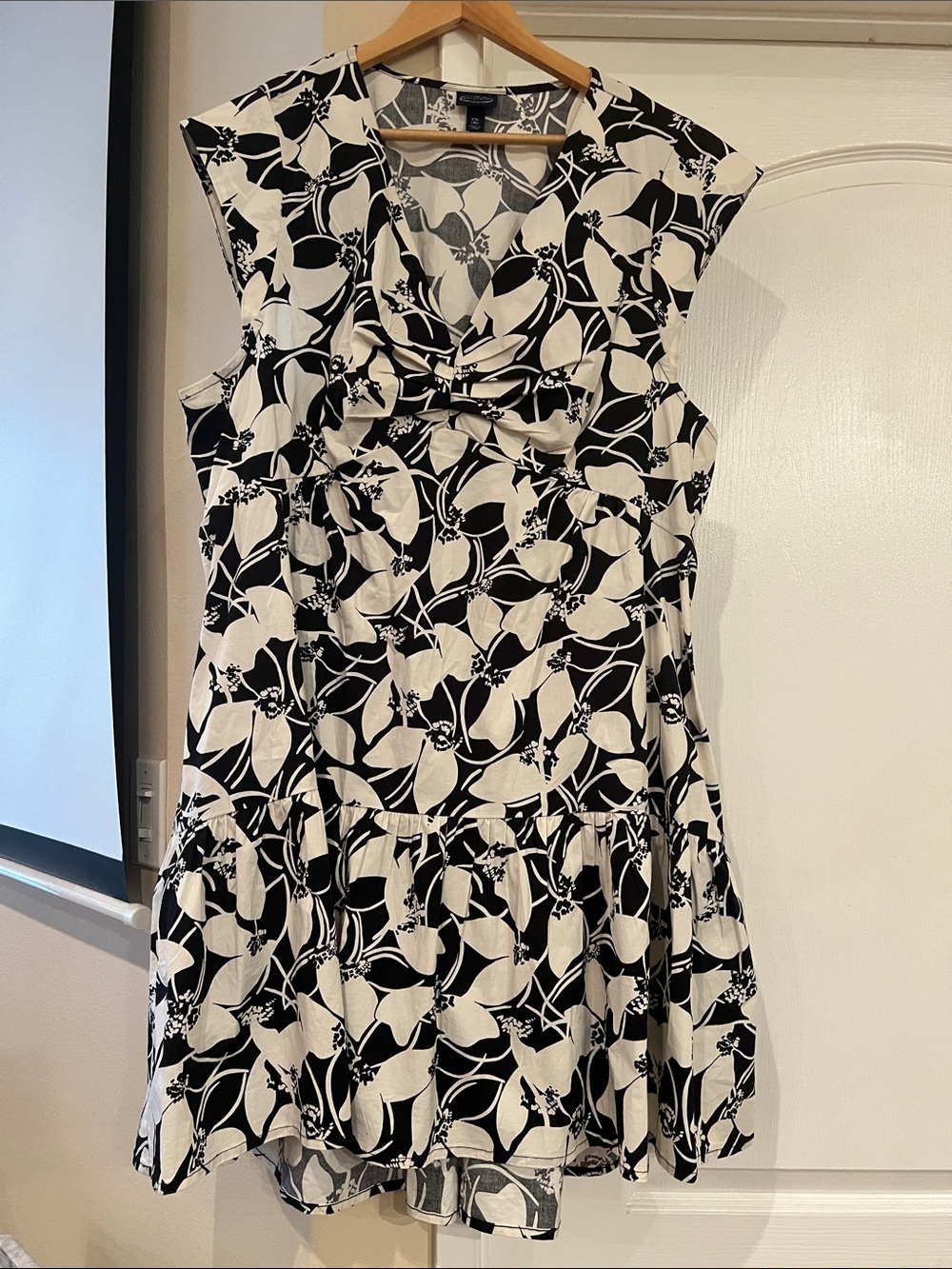 Scoop Black and White Floral V-Neck Tiered Dress XXL